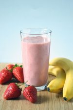 اسموتی موز و توت فرنگی